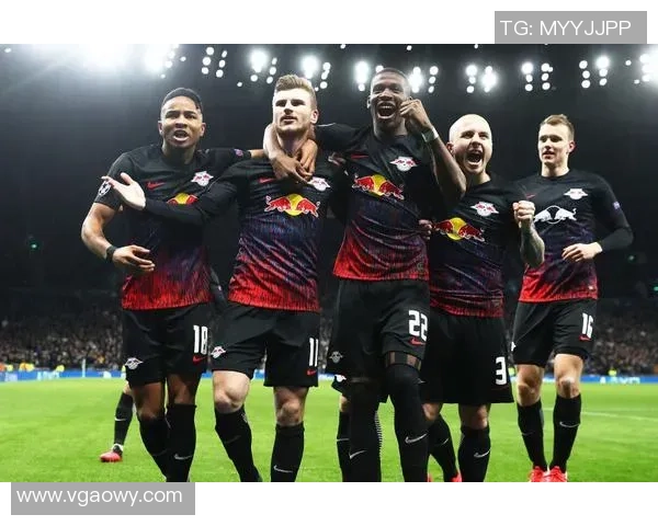 传奇球场上的英雄们：回顾那些有名的经典足球明星与他们的辉煌岁月